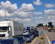 Туристи застрягли в диких пробках на в'їзді в Одесу: у мережі показали колону з тисячі авто, відео