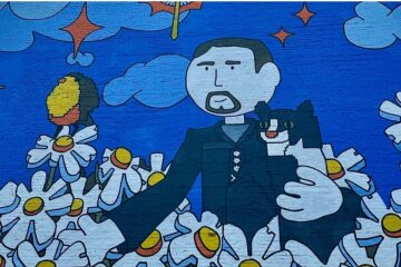 В Киеве появился мурал, на котором изображен глава ГУР Кирилл Буданов: стоит среди ромашек и держит на руках кота - фото