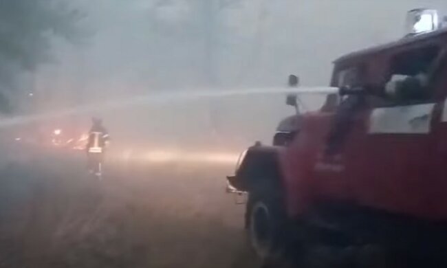 Запах гари травит харьковчан, воздух сильно загрязнен: на место ЧП срочно съехались пожарные, фото