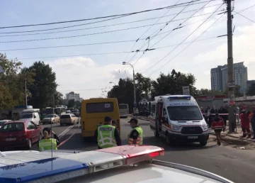 Маршрутка на скорости влетела в толпу в Киеве,  есть жертва: "Переходили на зеленый и..."