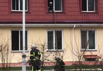 В Киеве больницу охватило пламенем: съехались спасатели, фото