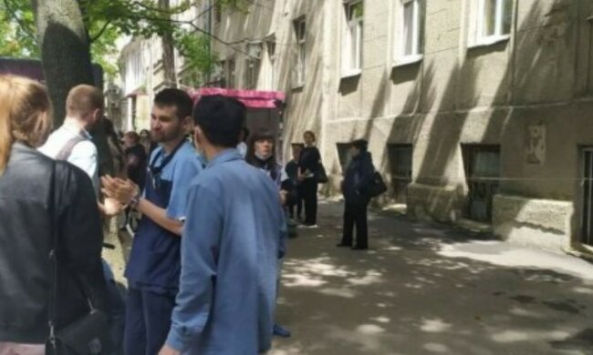 "Где были родители?": в Харькове на стадионе нашли 6-летнего ребенка без сознания