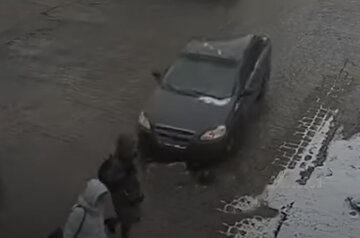 У центрі Дніпра автівка збила двох пішоходів: відео моменту