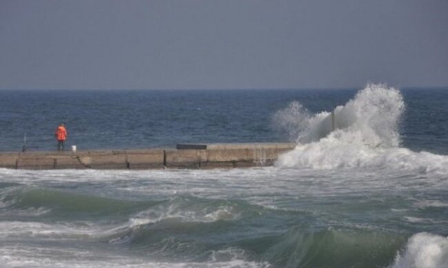 Впала у воду з пірсу: на пляжі в Одесі сталася НП, небайдужі зробили все можливе