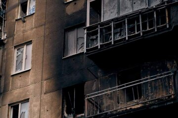 Росіяни обстріляли Луганщину: зайнялися багатоповерхівки, один будинок знищено