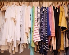 Топ женских вещей, от которых стоит избавиться: фенечки, джеггинсы и штаны с росписью