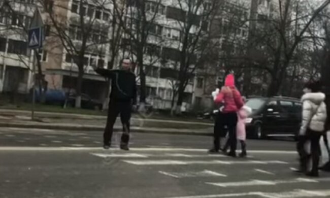 "З пляшкою в руках": в Одесі помітили п'яного регулювальника, курйозне відео