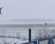 Харків'янин зважився на екстрим під час снігопаду, відео: "у Кутузівці свої покатушки"