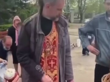 "Ярослав, ти що, крадеш?": помічника священика спіймали на крадіжці, відео