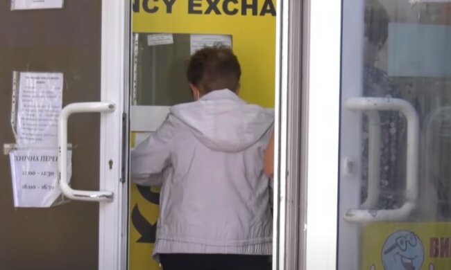 Украинцы скупают доллары: что сейчас творится в обменниках и как изменится курс в ближайшие дни