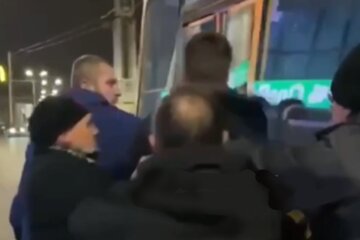 "Лишнего" пассажира маршрутки избили и оставили на остановке: кадры разборок
