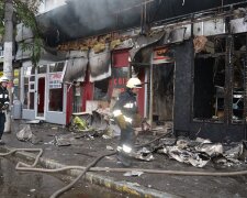 У центрі Дніпра спалахнула масштабна пожежа, кадри: вогонь охопив кафе і павільйони