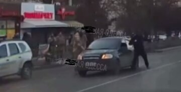 В Одесской области полицейский разбил стекло в автомобиле