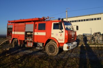 Пожежа під Києвом: евакуюють понад півсотні людей – фото