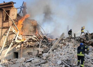 Единственное место спасения: россияне разбомбили школу на Луганщине, где прятались около 90 людей