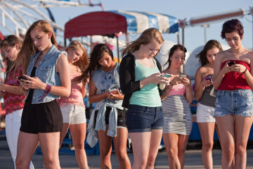 подростки, телефон