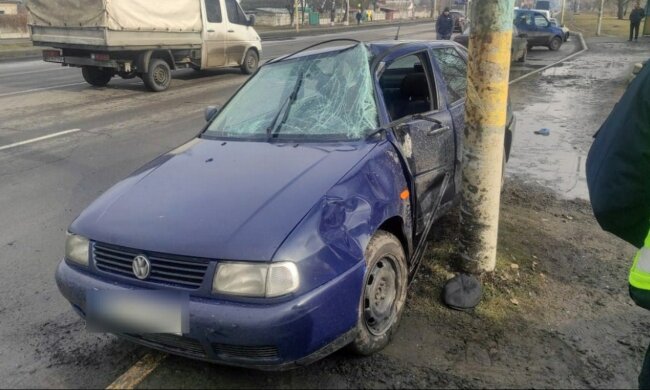 Водій наїхав на пішоходів, кадри трагедії: 3-річну дитину та вагітну жінку намагаються врятувати
