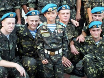 Сила, мужество и отвага: украинских десантников поздравили картинами (фото)