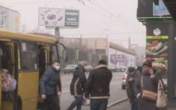 В Харькове неадекват устроил погром в троллейбусе, фото: "выбил двери и..."