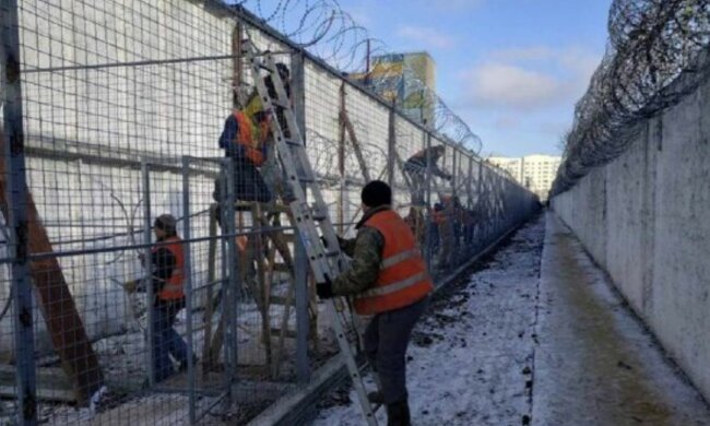 В Харькове решили обновить забор в колонии проволокой за миллион гривен: фото до и после