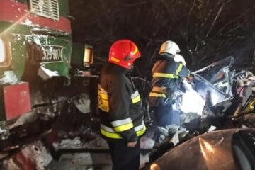 Потяг розчавив легковик з людьми, кадри трагедії на Прикарпатті: "Будьте обережні..."