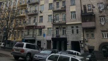 У центрі Києва на мансарді добудували другий поверх, зруйнувавши сусідам квартиру: неподобство потрапило на відео