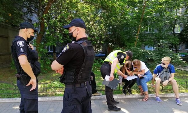 Поліція влаштувала розборки з киянами через критику Зеленського, відео: "Стійте на місці"