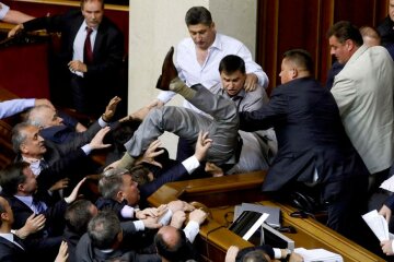 Дупа замість обличчя: нардеп яскраво прокоментував криваву бійку з колегою