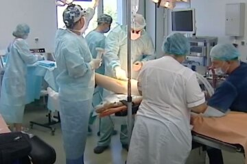 ЧП в украинском детсаду: дерево упало на малышей, одного ребенка спасают в реанимации