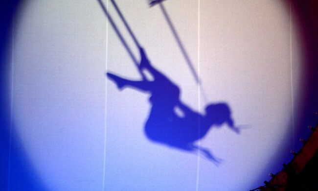 Гімнастка зірвалася з величезної висоти в цирку: подробиці і кадри страшного падіння