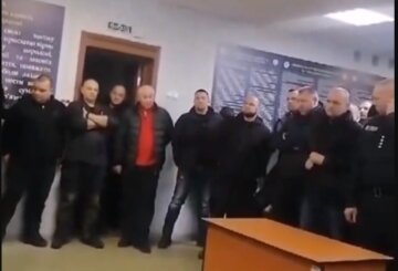 У Дніпрі поліцейські відмовилися вступати до лав ЗСУ та влаштували бунт, відео: українці обурені