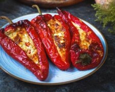 Станет любимой закуской: рецепт фаршированных перцев с сыром и оливками, видео