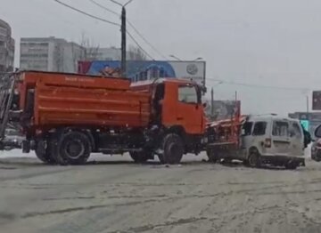 Снегоуборочная машина протаранила фургон посреди дороги: кадры с места событий