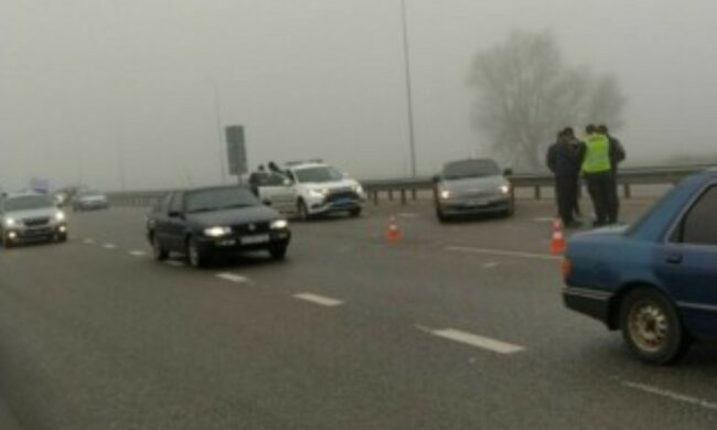 Місиво на популярній трасі Києва: 10 машин потрапили в ДТП через негоду, кадри