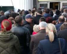 "Воно і трьох гривень не коштує": над метро в Харкові утворилася діра, пасажири обурені