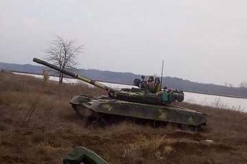 На юге Украины слышна стрельба, в ход пошли танки: фото и подробности