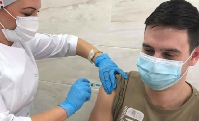 "Что же это творится?": украинский врач рассказал о странном симптоме после прививки от вируса
