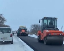 Скандал на Одесчине, дорожники укладывали асфальт прямо в снег: что говорят в Укравтодоре