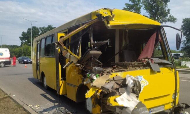 Багато поранених українців, частини автобуса розлетілися по дорозі: з'явилися кадри та подробиці важкої ДТП