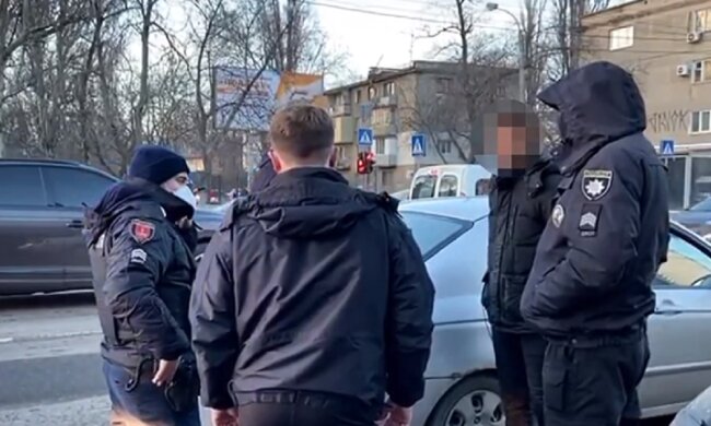 В Одессе банда в сговоре с полицейским заманивала людей через интернет: "приглашали на квартиру, чтобы..."