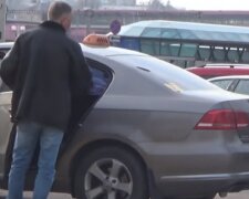 Одесский таксист  высадил клиентку посреди поездки: "испугался вести..."
