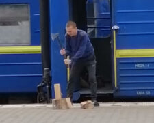 "Вот он 21 век в Украине": проводник "Укрзализныци" вынужден рубить дрова для обогрева вагона, видео