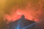 Потужна пожежа палає в центрі міста, вогонь перекинувся на сусідні будівлі: перші кадри НП