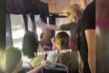 В Днепре оправдывают мужчину, который избил в маршрутке девушку: "Всегда поможет"