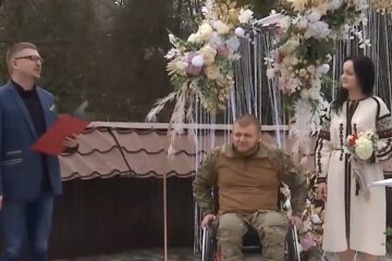 "Екатерина исцеляет любимого": тяжелораненый защитник женился в госпитале, щемящая история любви