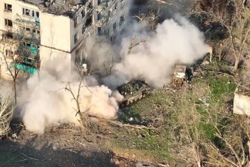 Окупанти не соромлячись стріляють з танків по житлових будинках Маріуполя: відео