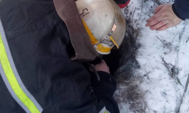 Семирічна дитина провалилась у свердловину під Дніпром, на порятунок кинули всі сили: кадри НП