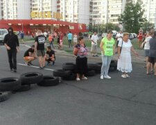 Бунт с шинами в Киеве: появилось видео