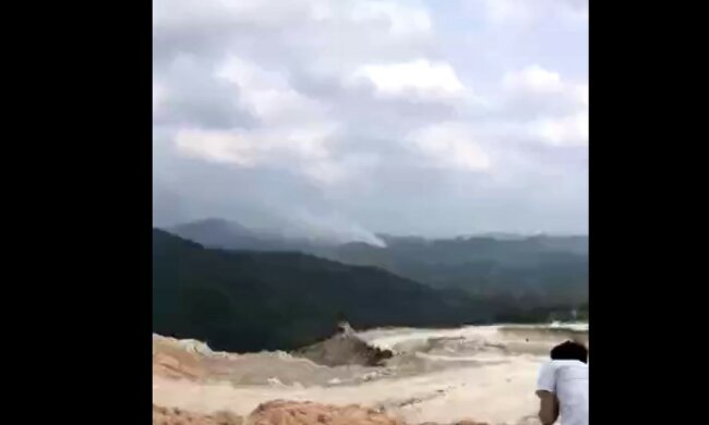 Пассажирский Boeing со 132 людьми на борту разбился: появились кадры с места катастрофы