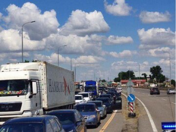 Туристы застряли в диких пробках на въезде в Одессу: в сети показали колонну из тысячи авто, видео
